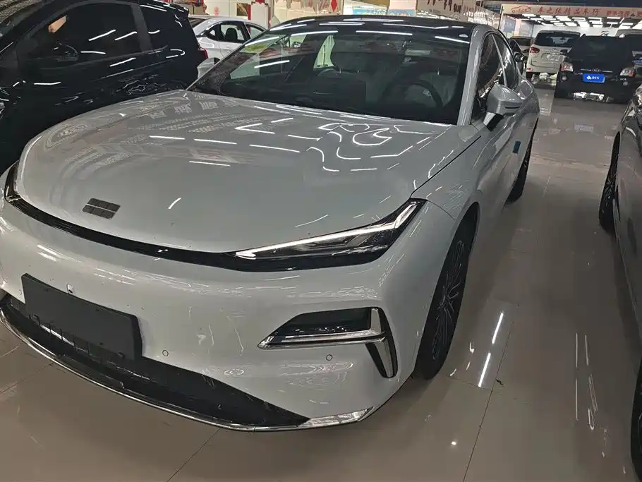 Geely Galaxy Galaxy Xingyao 8 2025 60km EM-i Luxury Edition