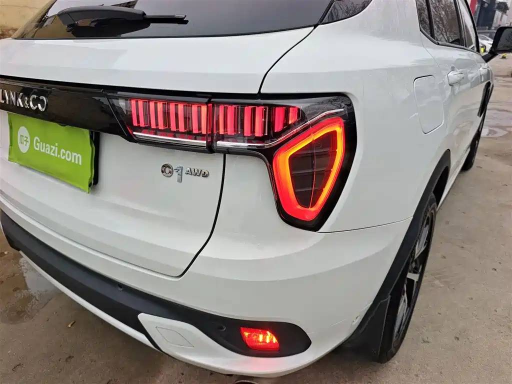 Lynk & Co 01 2017 2.0T AWD Pro фото 8