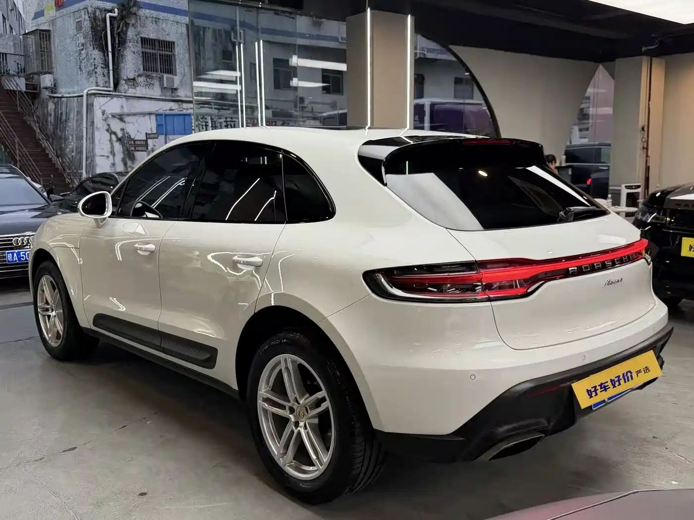 PORSCHE MACAN