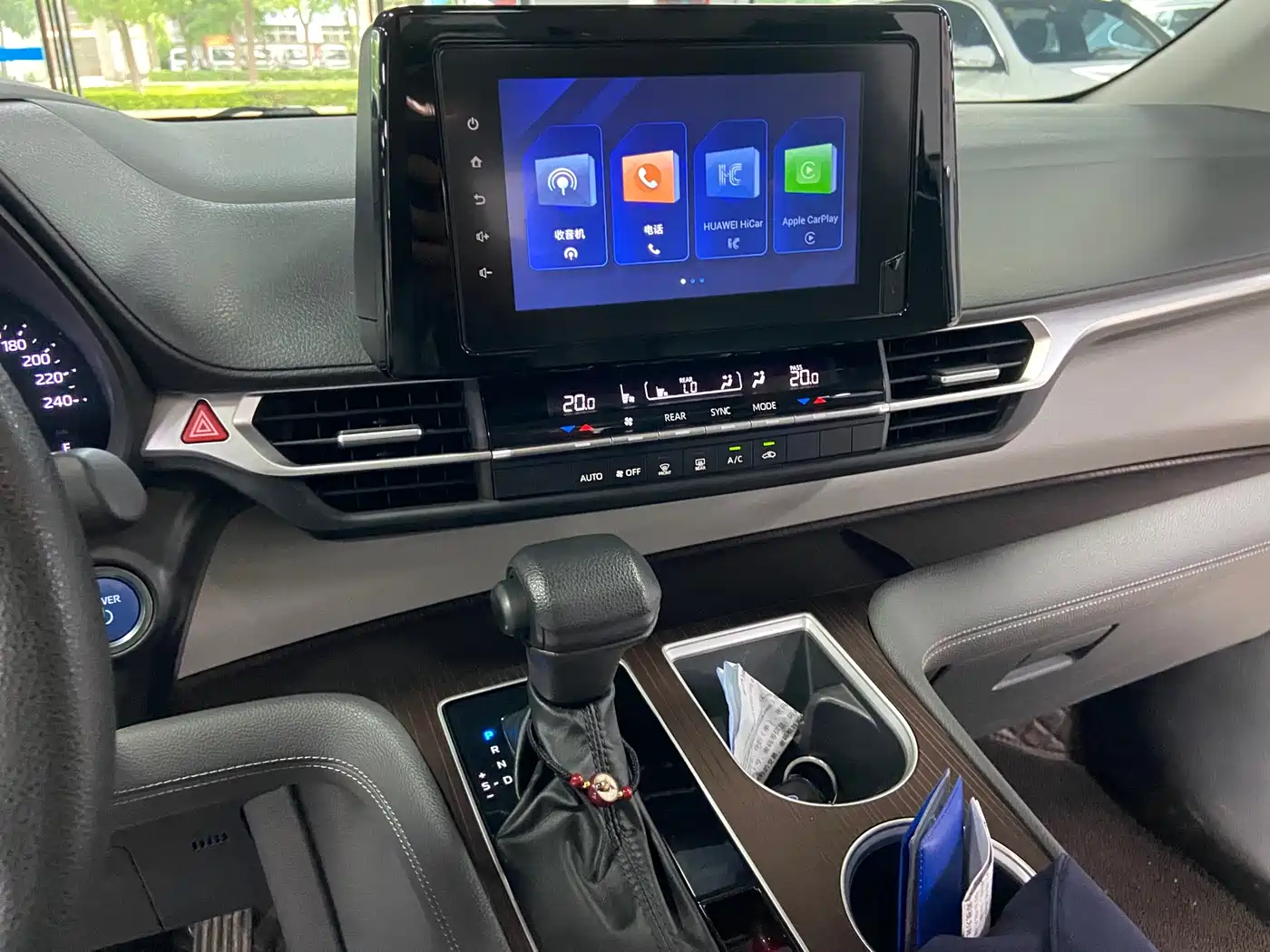 Toyota Granvia 2023 2.5L Hybrid Luxury Edition фото 10