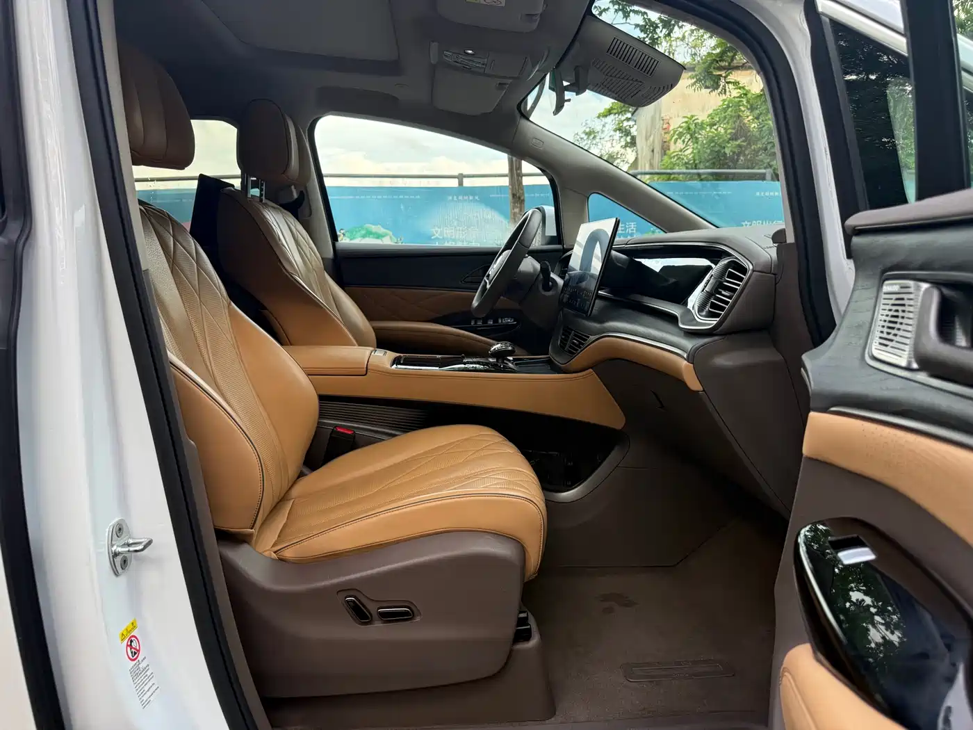 Denza D9 2022 DM-i 970 All-Wheel Drive Honor Edition фото 6