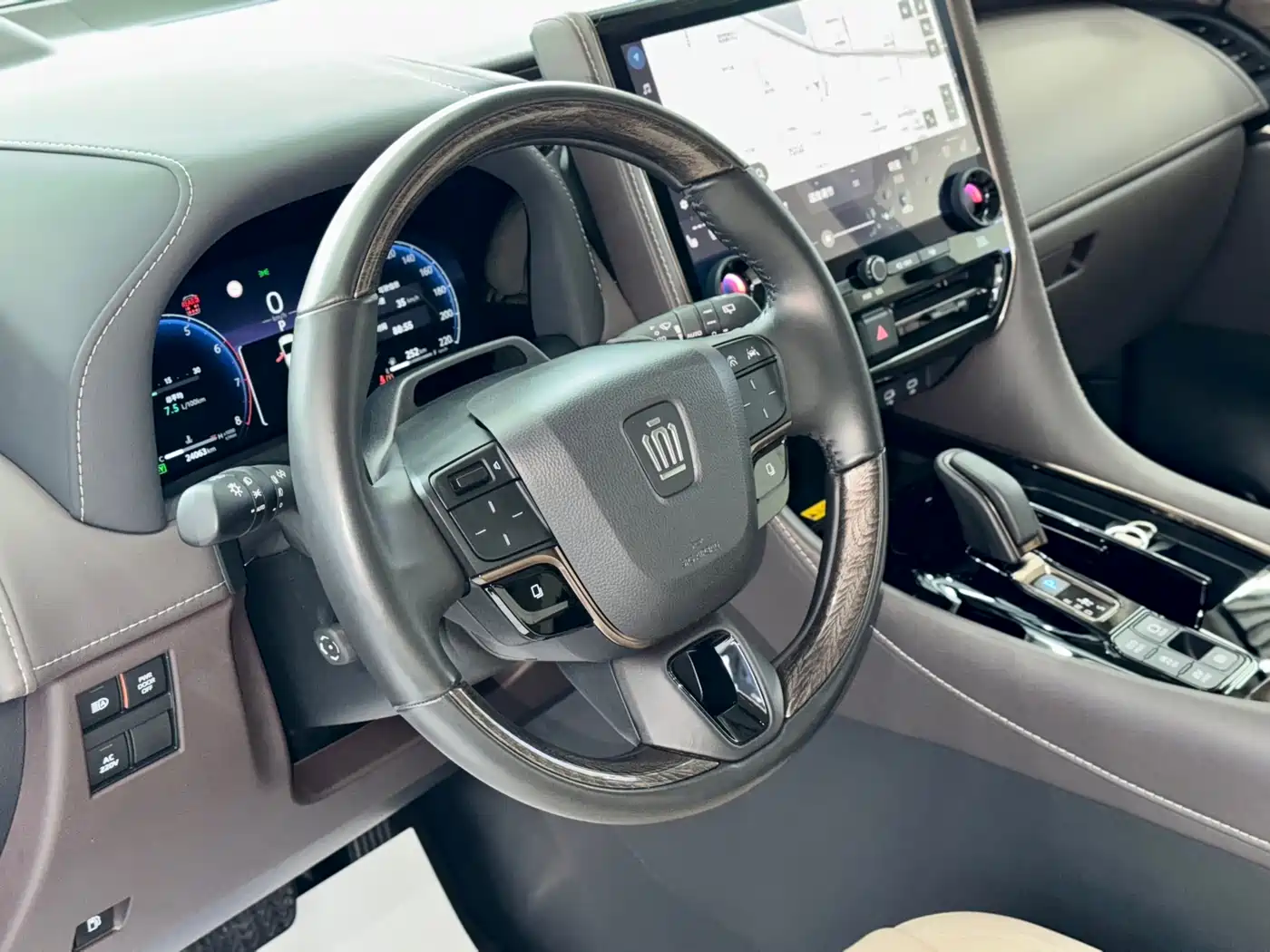 Toyota Vellfire 2024 Crown Hybrid 2.5L Executive Premium Edition фото 6