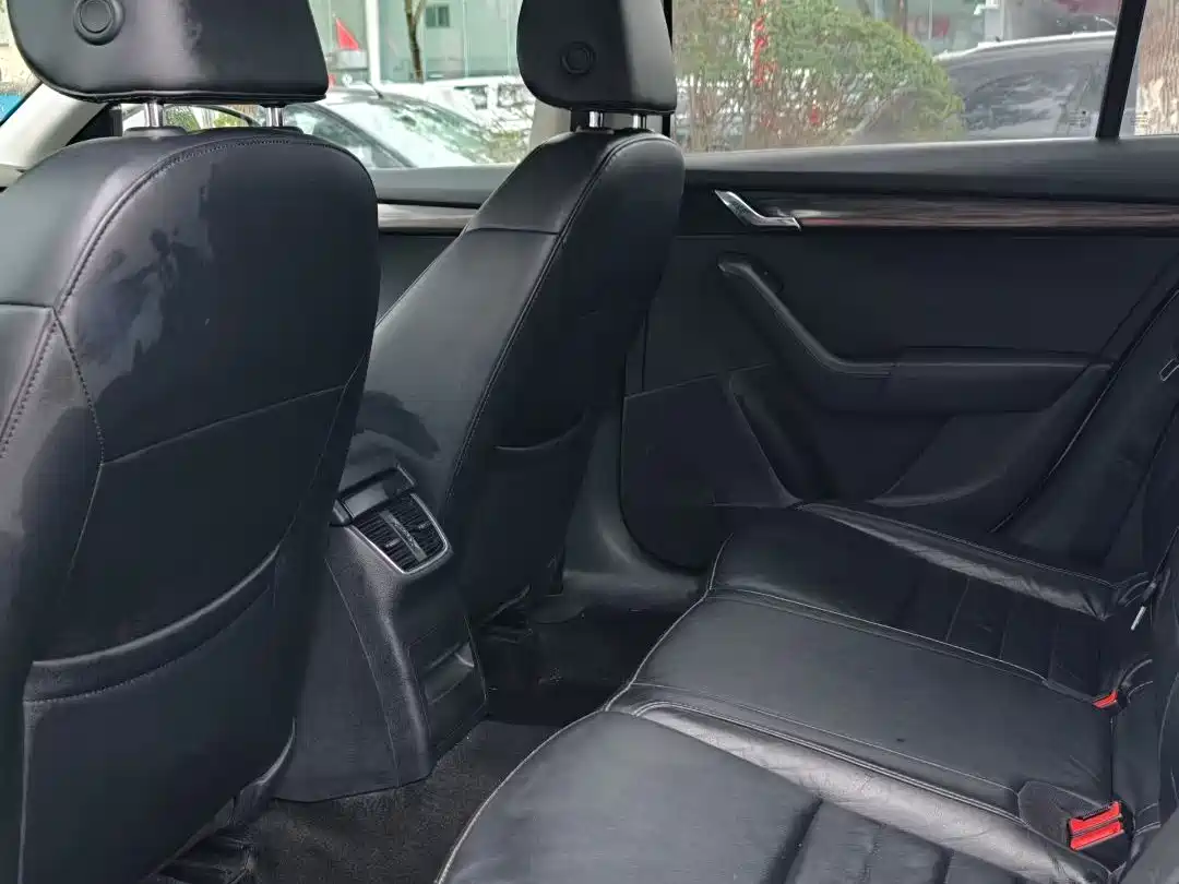 Škoda Octavia 2016 1.6L Automatic Smart Edition фото 6