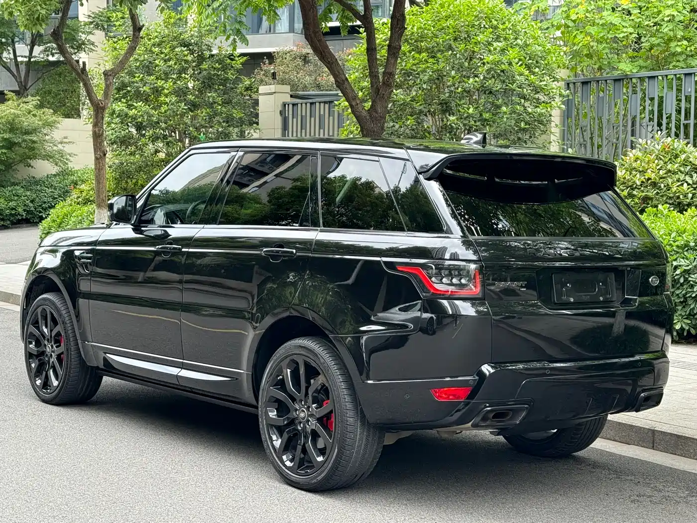 Land Rover Range Rover Sport 2021 3.0 L6 Gloss Black Edition фото 4