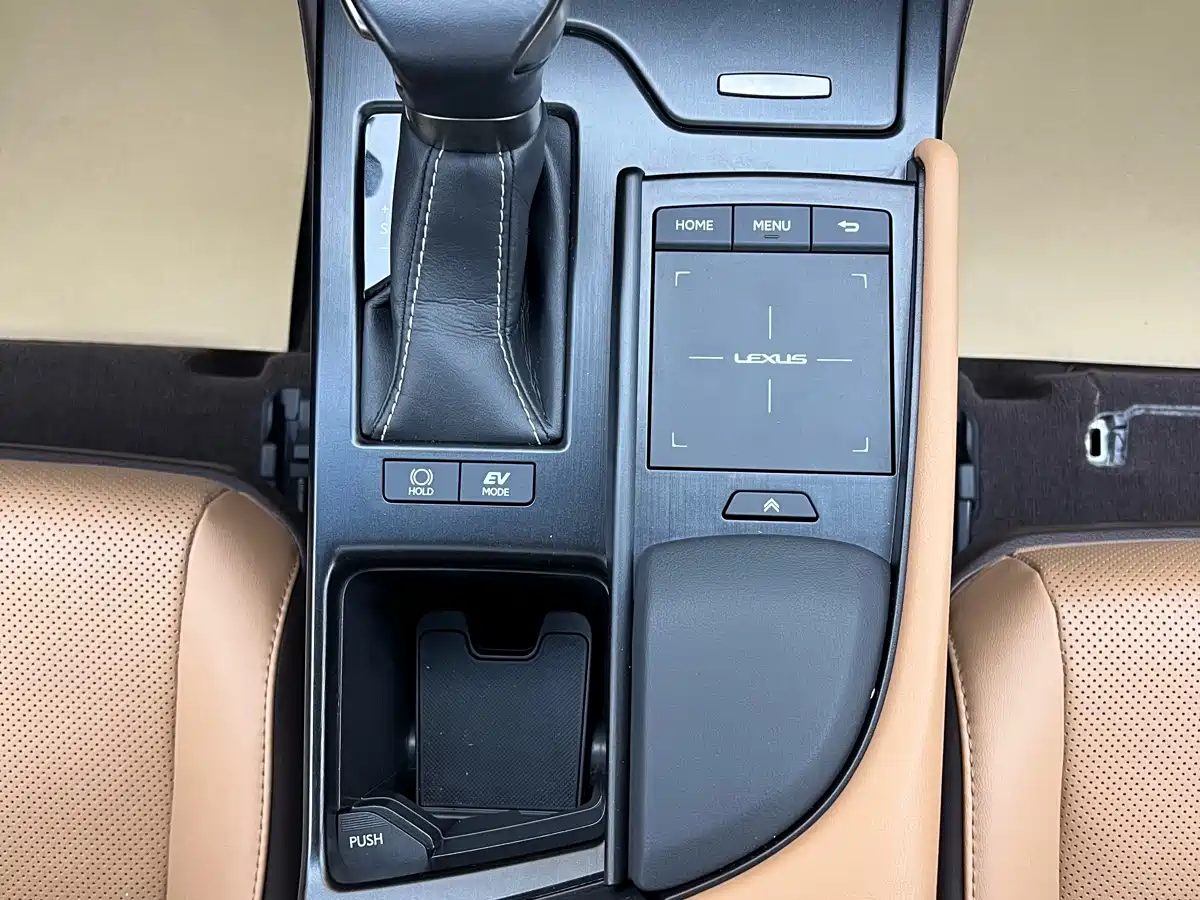 Lexus ES 2020 300h Ultimate Edition фото 21
