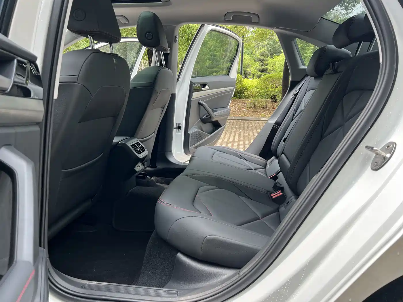 Volkswagen Lavida 2024 Model 300TSI DSG Starlight Leading Edition фото 6