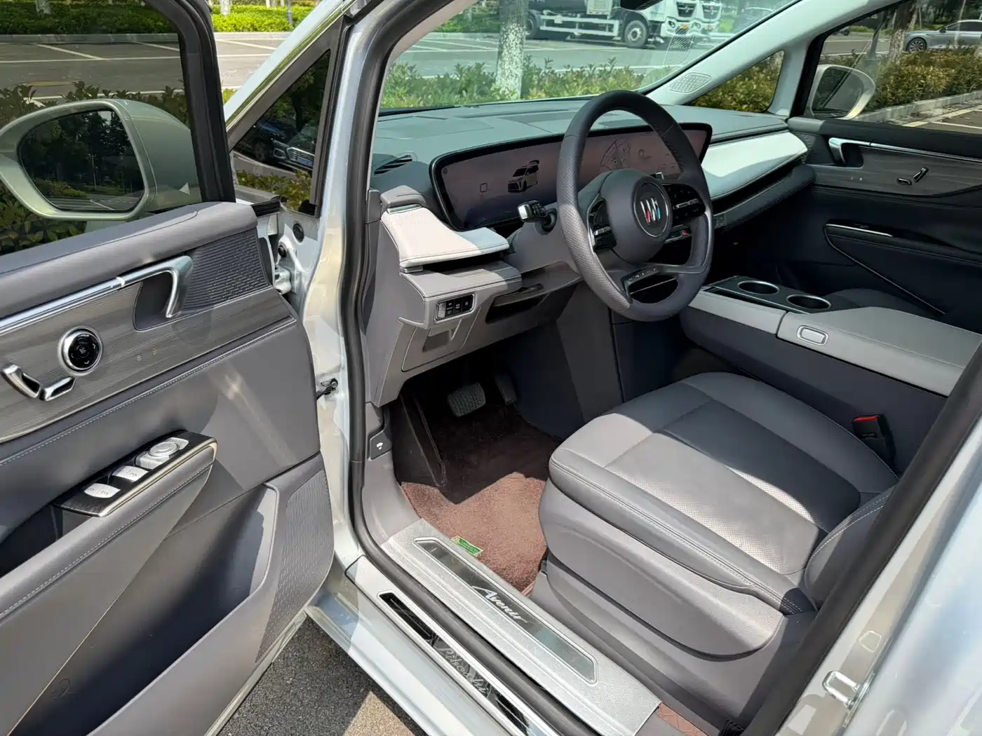 Buick GL8 New Energy 2026 Luzun Smart Luxury Avenir Edition фото 10