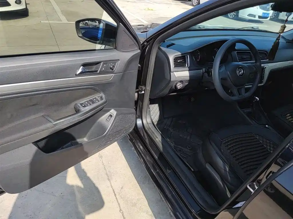 Volkswagen Lavida 2015 1.6L Automatic Trend Edition фото 16