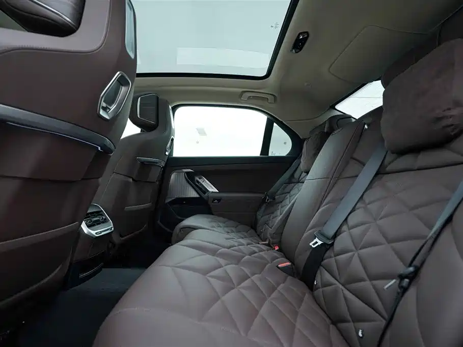 BMW 7 Series 2023 Model 740Li Leading M Sport Package фото 20
