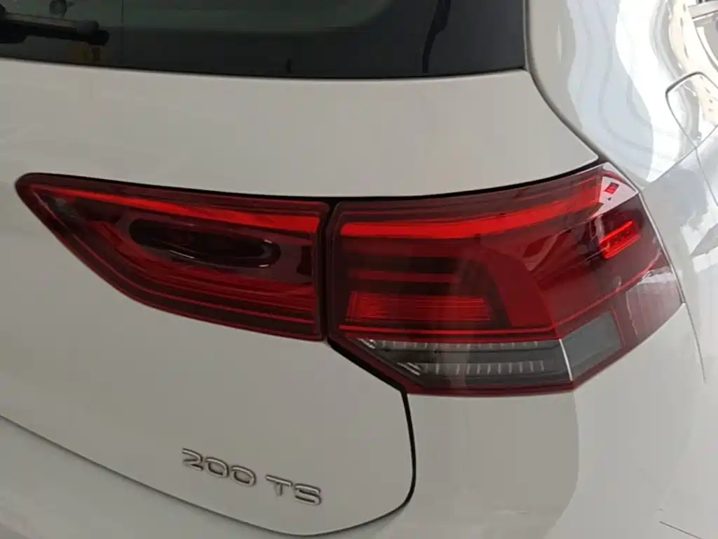 Photo 8 - Volkswagen Golf