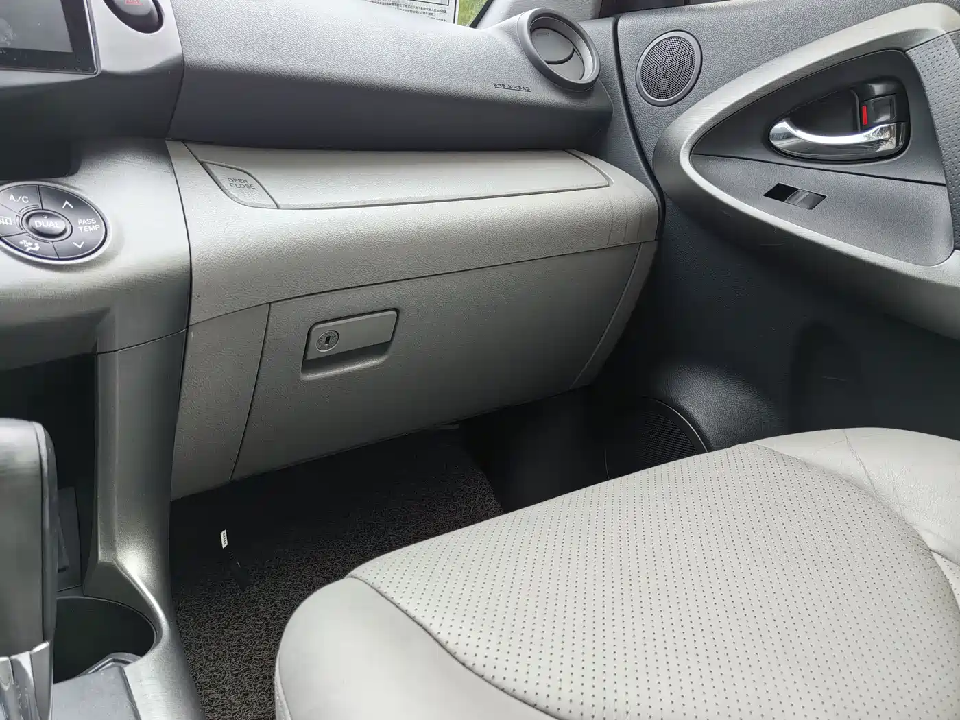 Toyota RAV4 Rongfang 2009 2.4L Automatic Luxury Edition фото 24