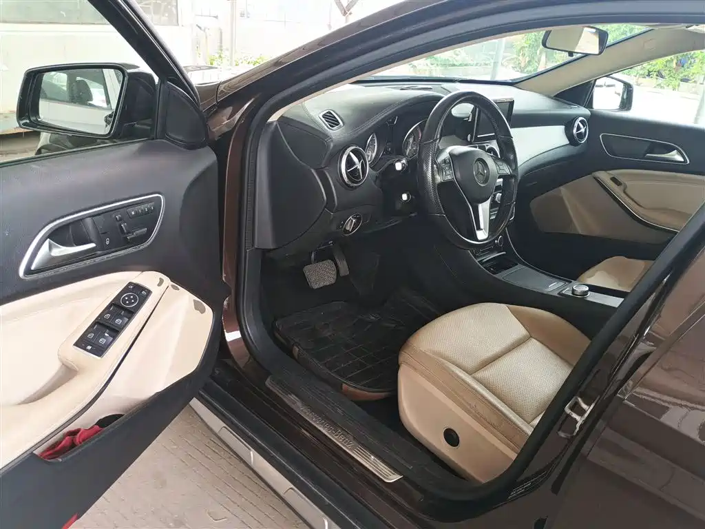 Mercedes-Benz GLA 2015 GLA 220 4MATIC Fashion Edition фото 16