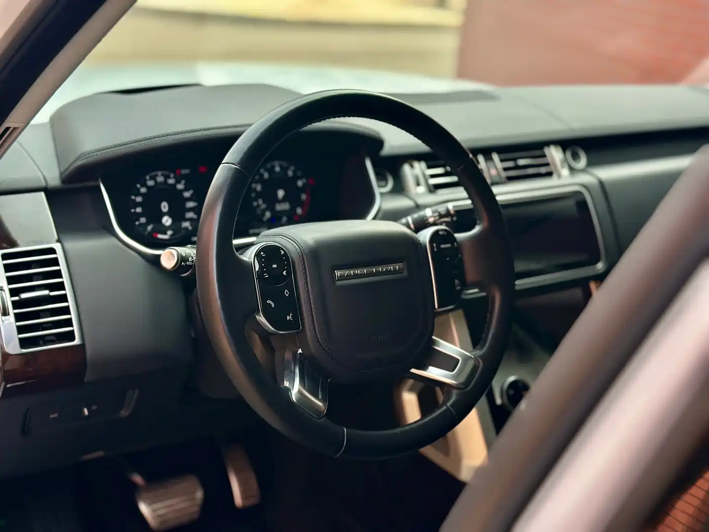 Land Rover Range Rover 2021 3.0 L6 Heritage Extended Classic Edition фото 10