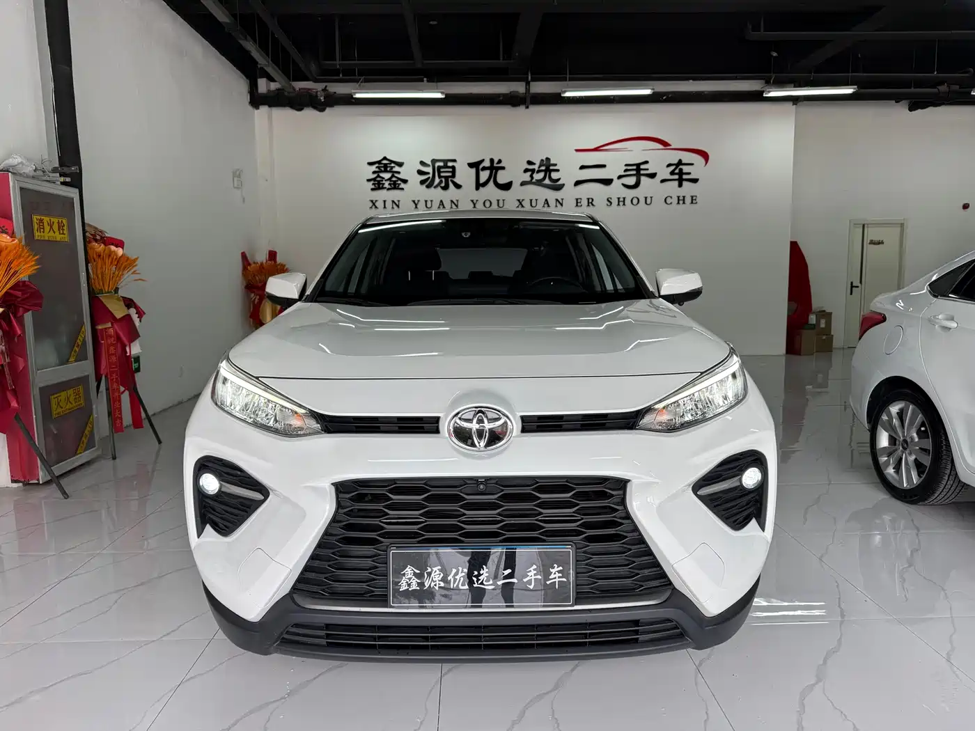 Toyota Wildlander 2023 2.0L CVT FWD LE фото 2