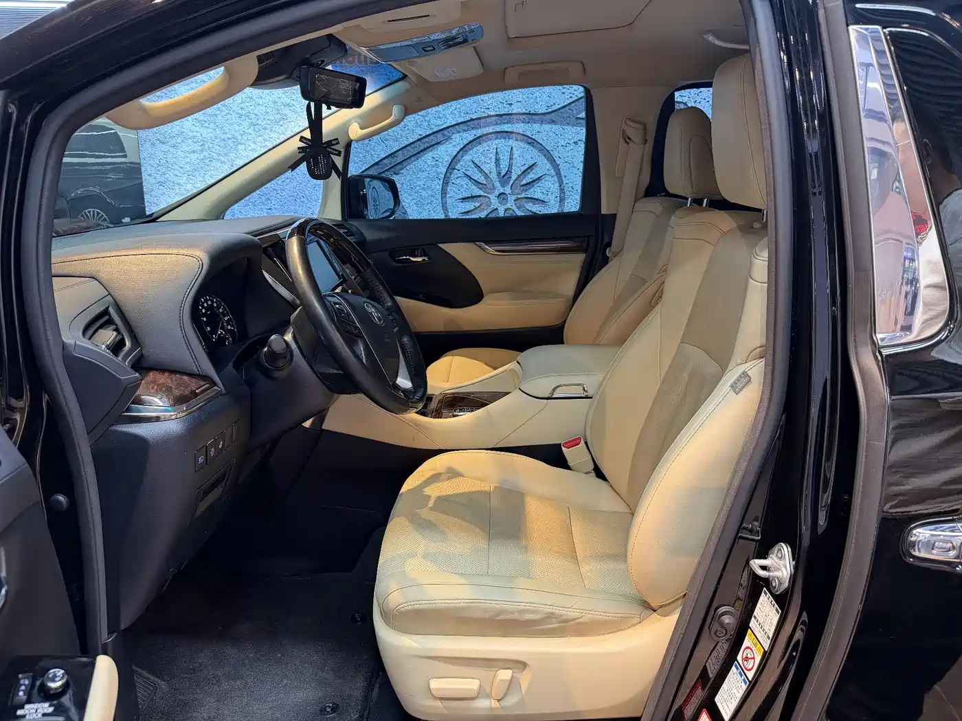 Toyota Alphard 2019 Hybrid 2.5L Luxury фото 5