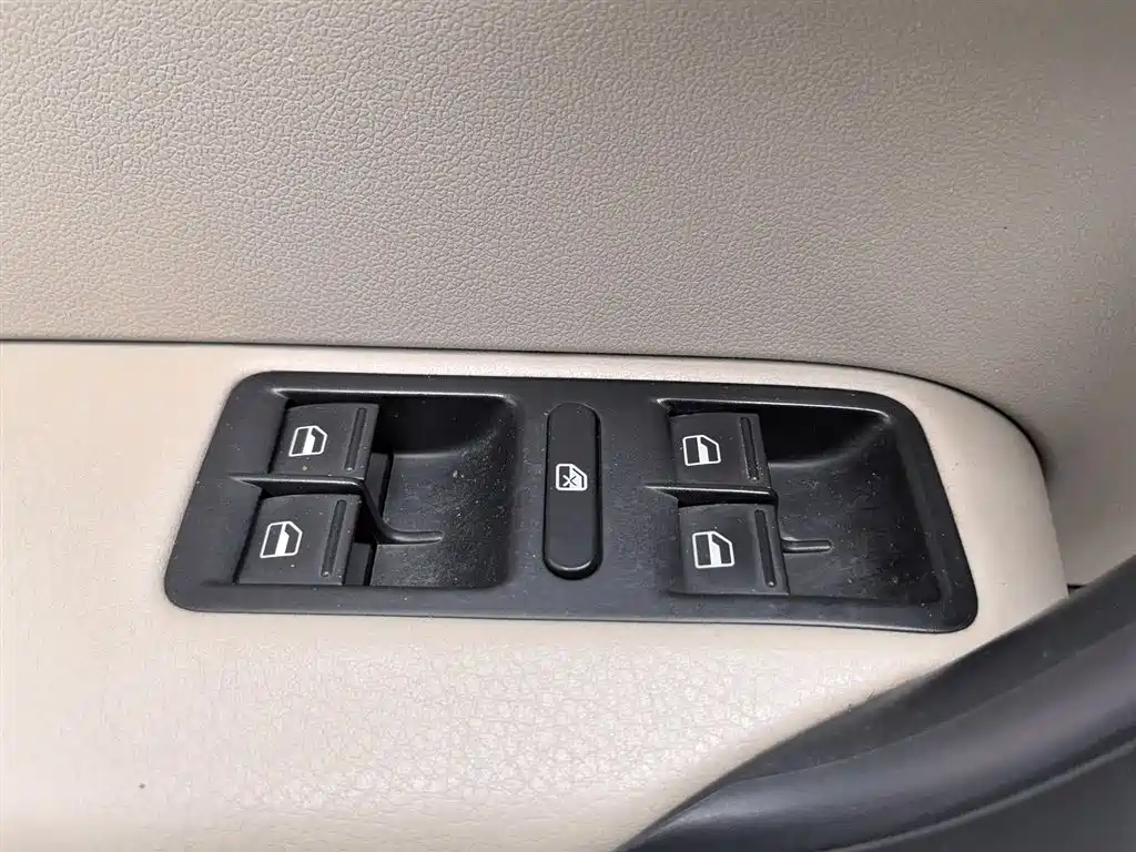 Volkswagen Polo 2013 1.6L Automatic Comfort Edition фото 9