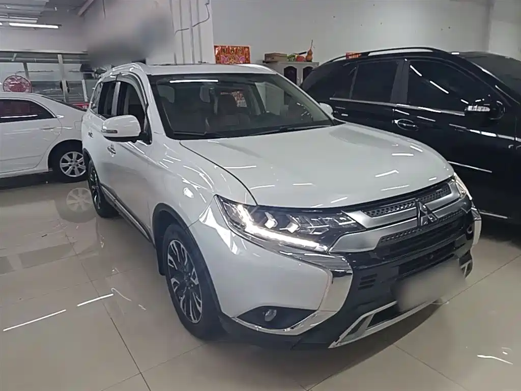 Mitsubishi Outlander 2019 2.4L 4WD Deluxe Edition 5-seater China V фото 4