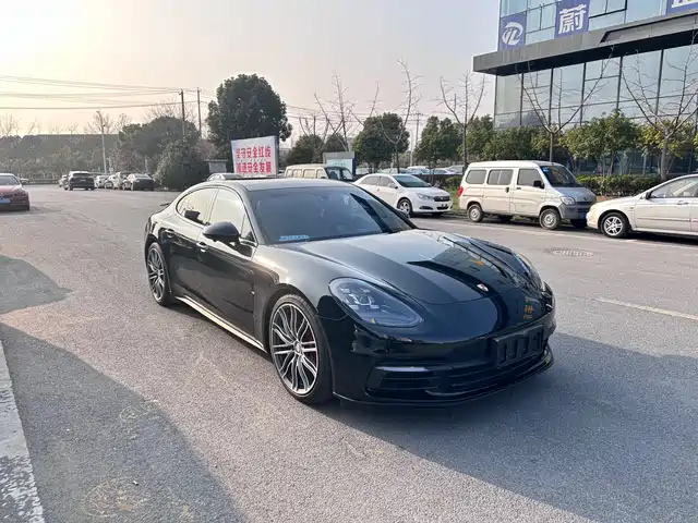 PORSCHE PANAMERA
