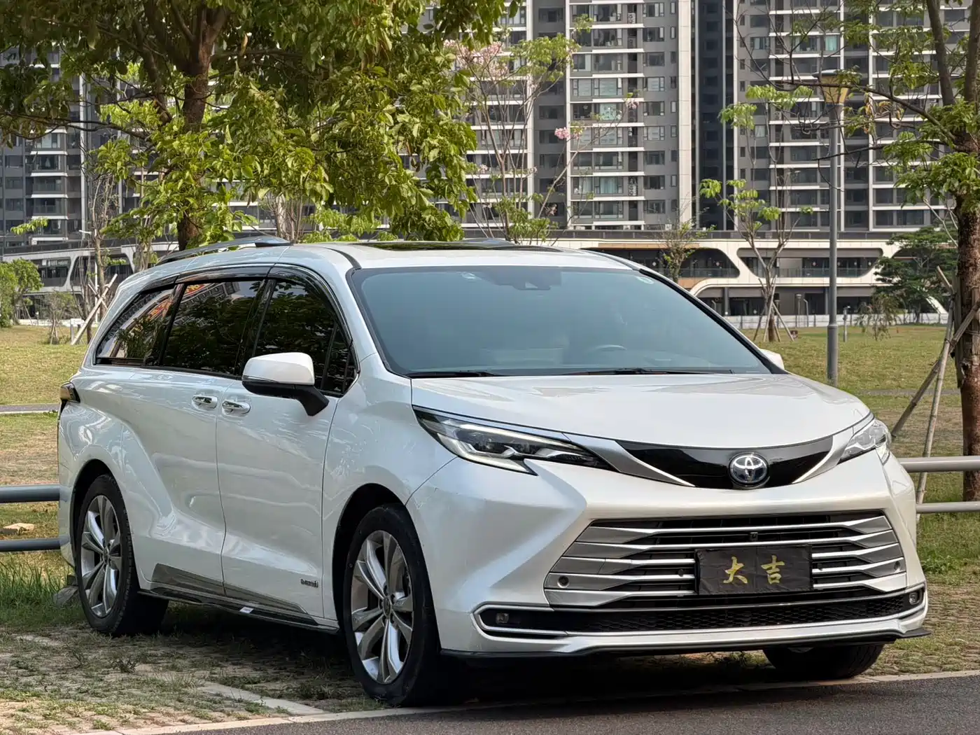 Toyota Sienna 2023 2.5L Hybrid Platinum Edition фото 3