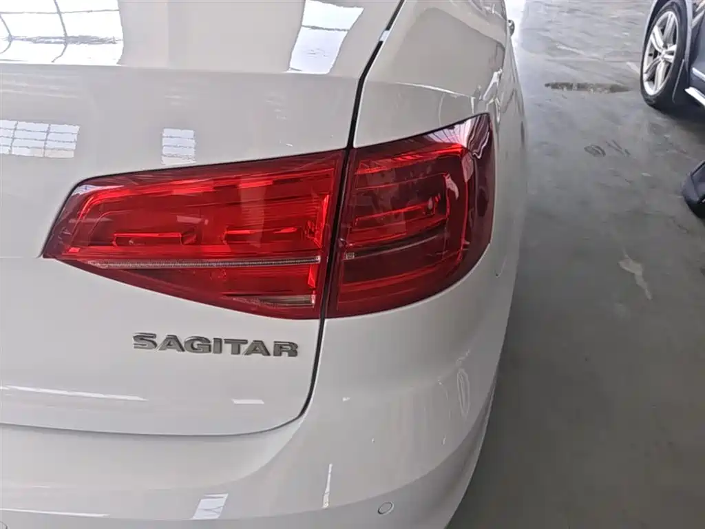 Volkswagen Sagitar 2015 1.6L Automatic Comfort фото 8