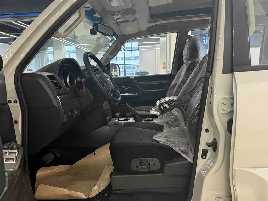 Mitsubishi Pajero (Import) 2020 3.0L Automatic Standard Edition фото 7