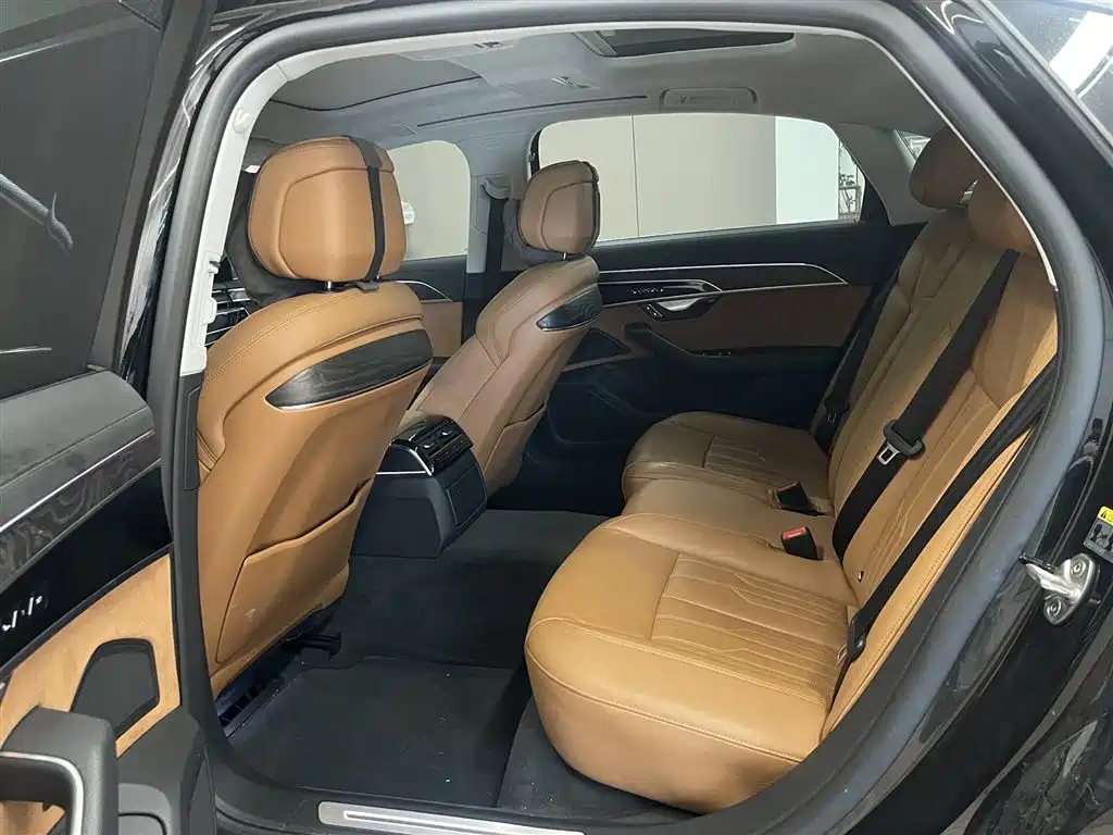 Photo 18 - Audi A8