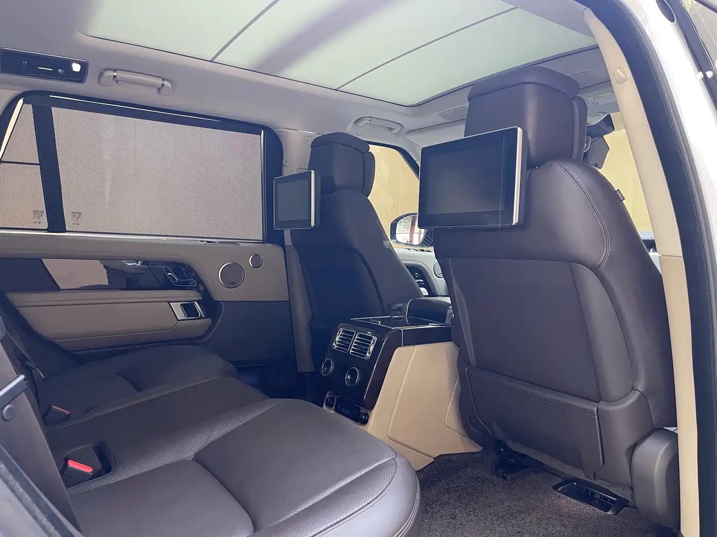 Land Rover Range Rover 2022 3.0 L6 400PS Heritage Extended Classic Edition фото 15