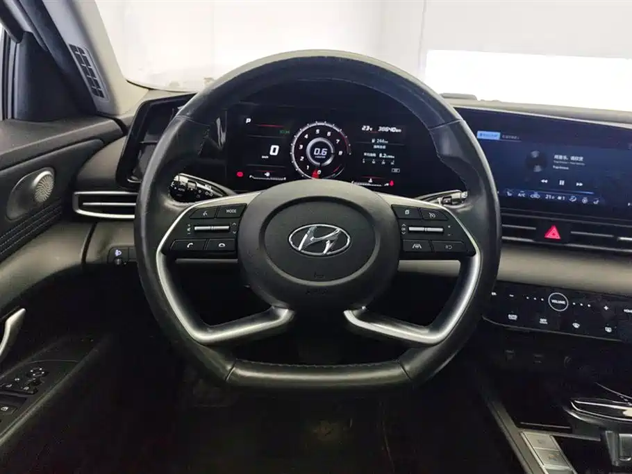 Hyundai Elantra 2021 1.5L CVT LUX Premium Edition фото 15