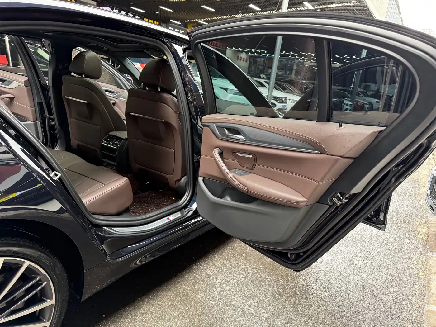 BMW 5 Series 2023 Facelift 530Li Leading M Sport Package фото 25