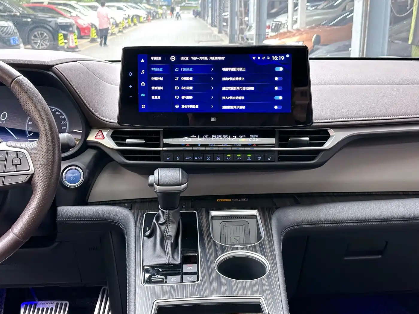 Toyota Granvia 2022 Model Year 2.5L Hybrid Flagship Edition фото 24