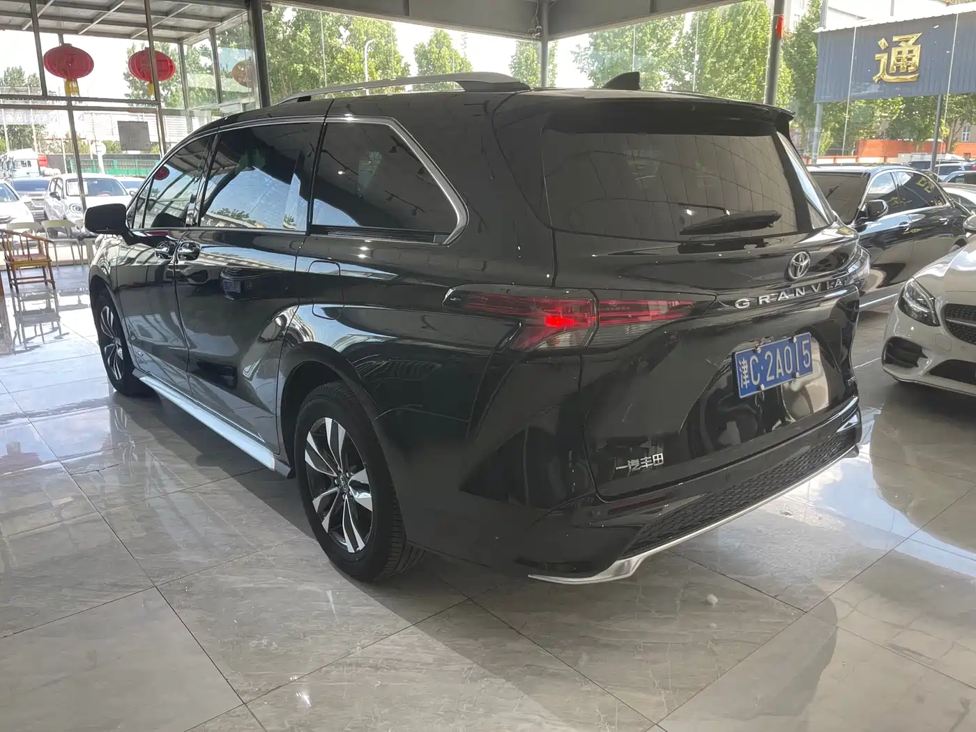 Toyota Granvia 2024 2.5L Hybrid Luxury фото 7