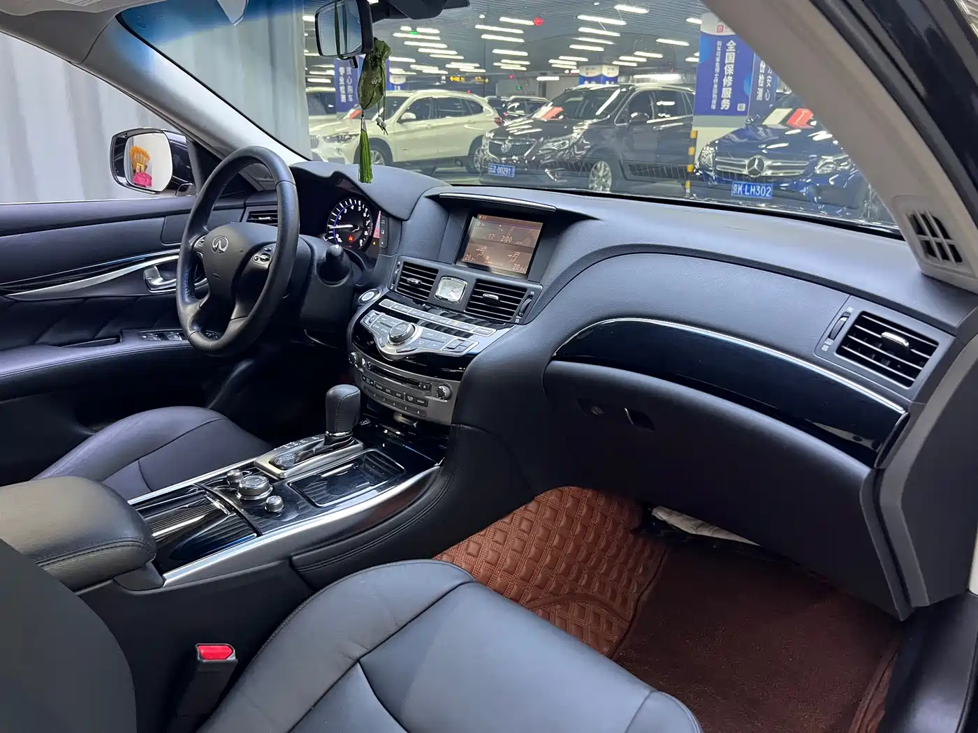 Photo 12 - Infiniti Q70