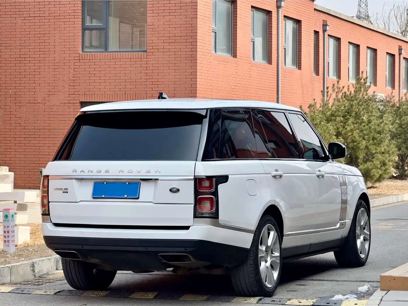 Land Rover Range Rover 2021 3.0 L6 Heritage Extended Classic Edition фото 6