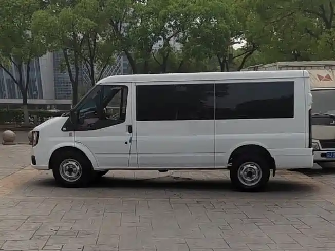 Jiangling JMC Fushun 2025 2025 Model 2.0T 6MT Diesel Medium Wheelbase Low Roof Commercial MPV 5/6 Seats