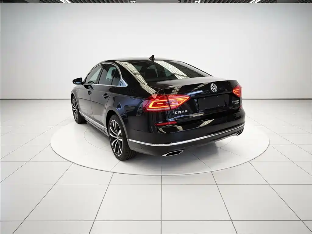 Volkswagen Passat 2017 330TSI DSG Prestige фото 23