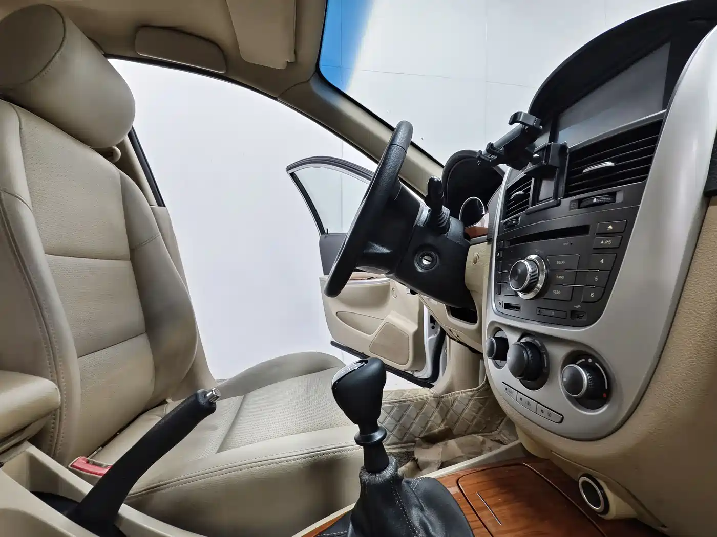 Buick Excelle 2013 1.5L Manual Exclusive фото 15