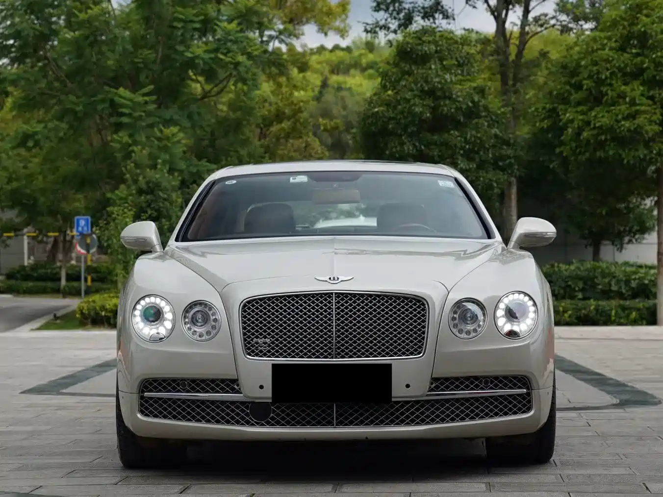 Фото 2 - Bentley Flying Spur