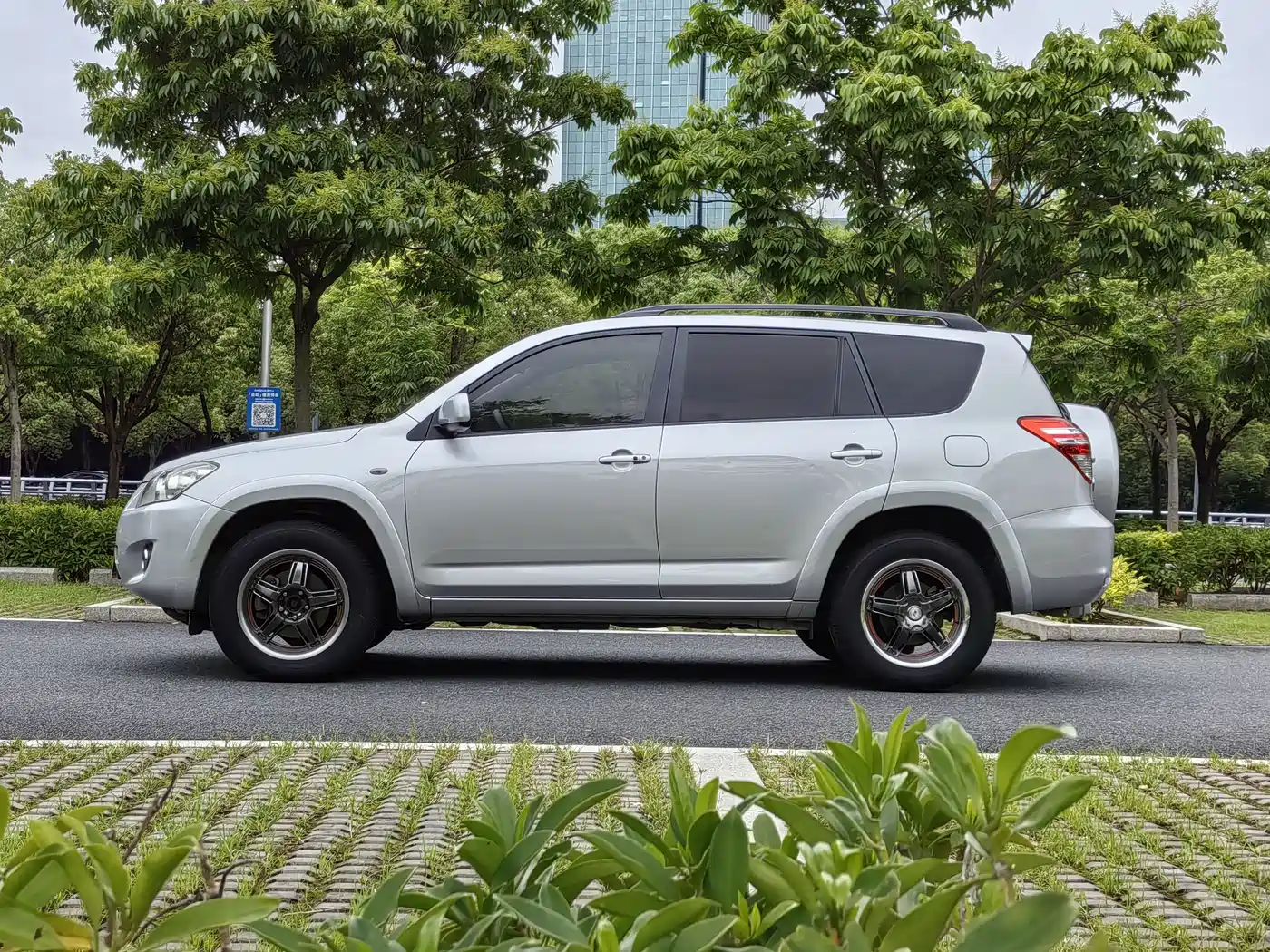 Toyota RAV4 Rongfang 2009 2.4L Automatic Luxury Edition фото 4