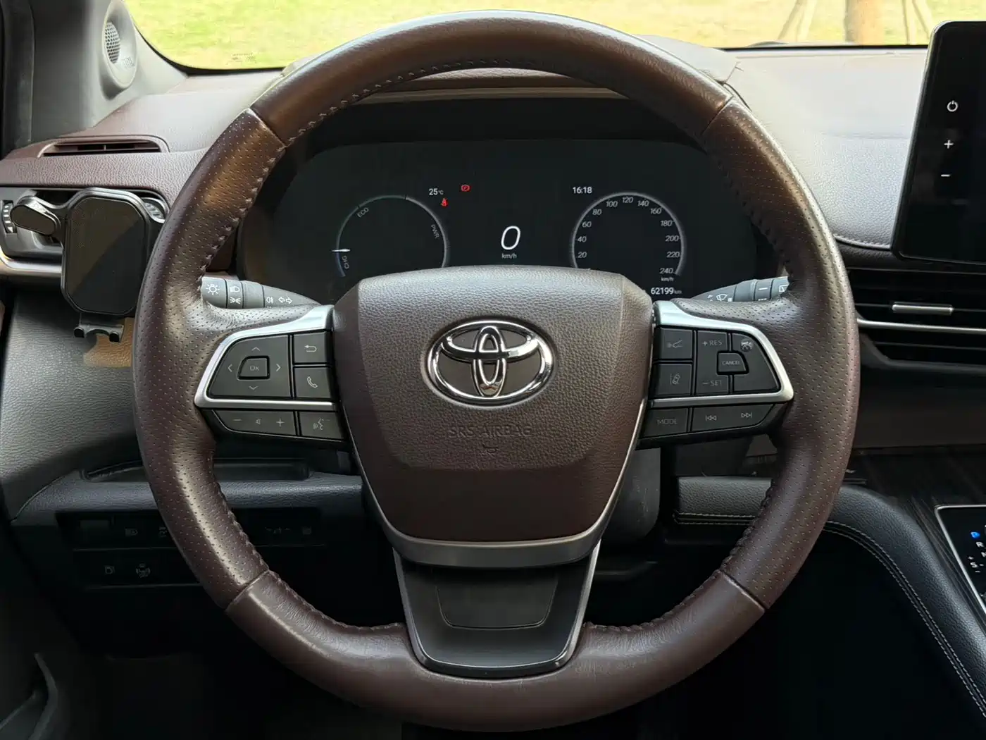 Toyota Sienna 2023 2.5L Hybrid Platinum Edition фото 13
