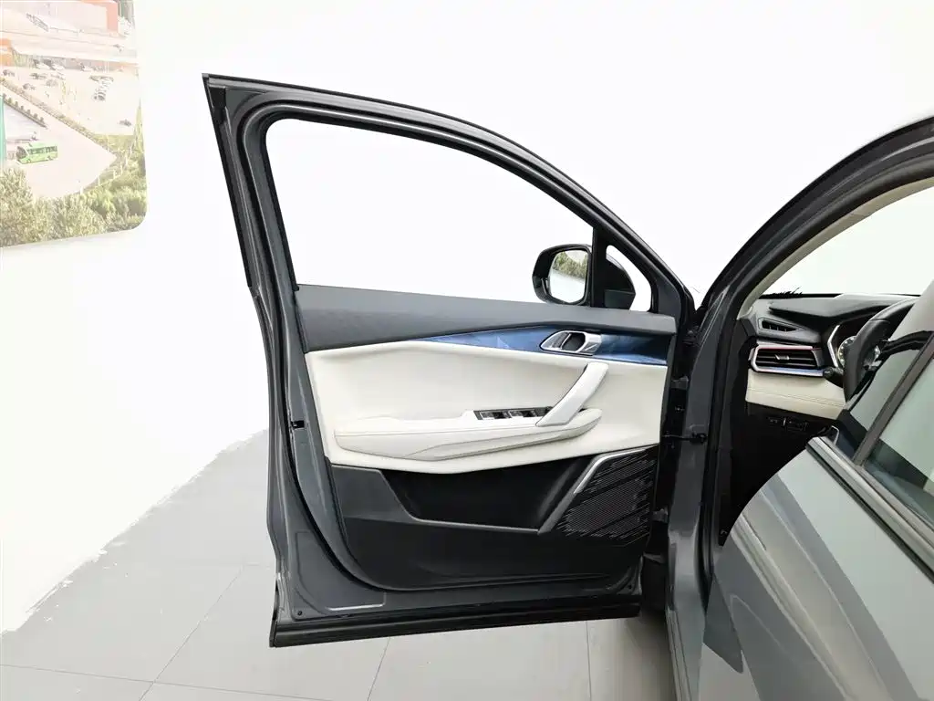 Lynk & Co 06 2020 1.5T Halo фото 8