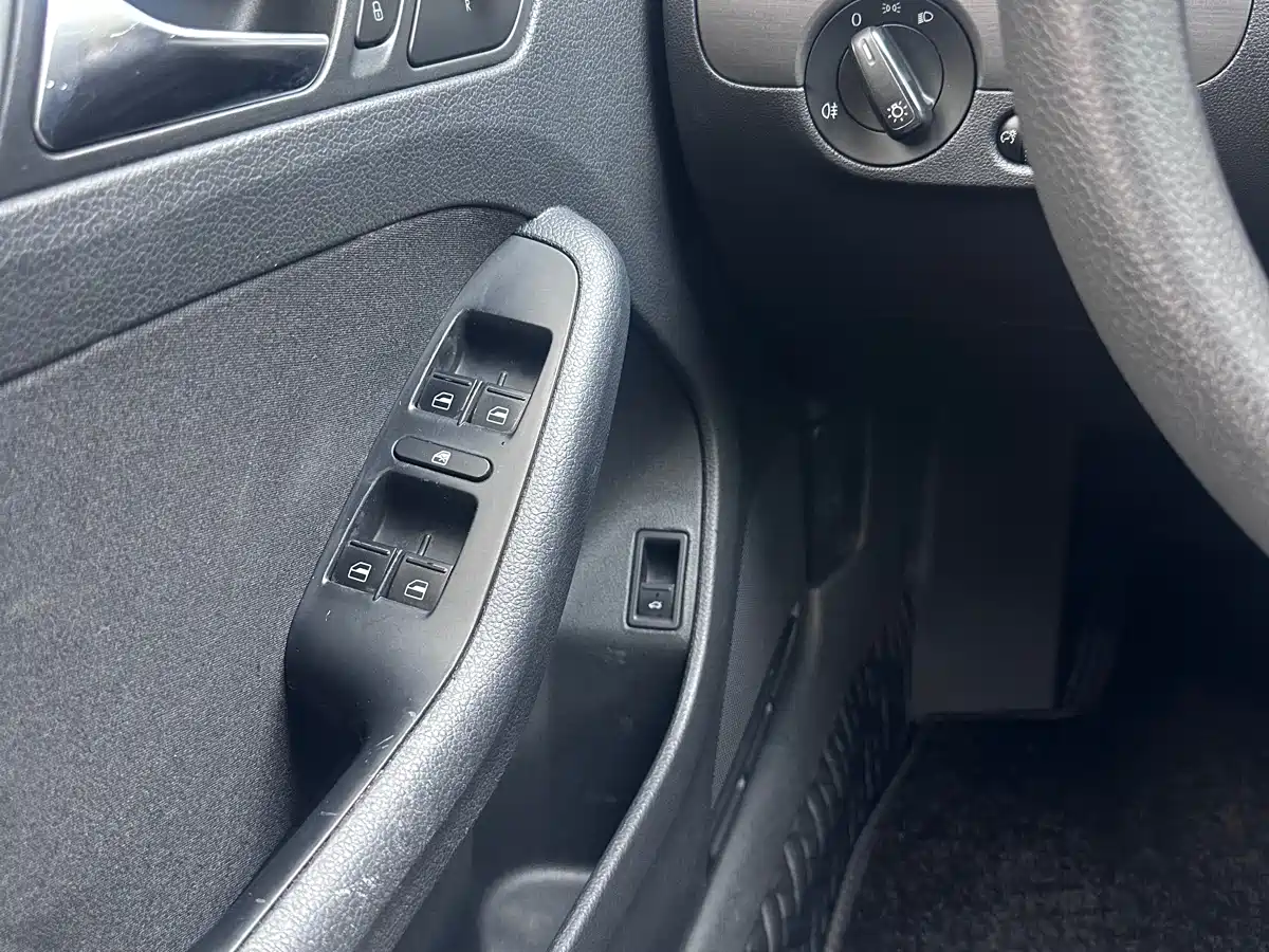 Volkswagen Sagitar 2012 Model 1.6L Automatic Fashion фото 8