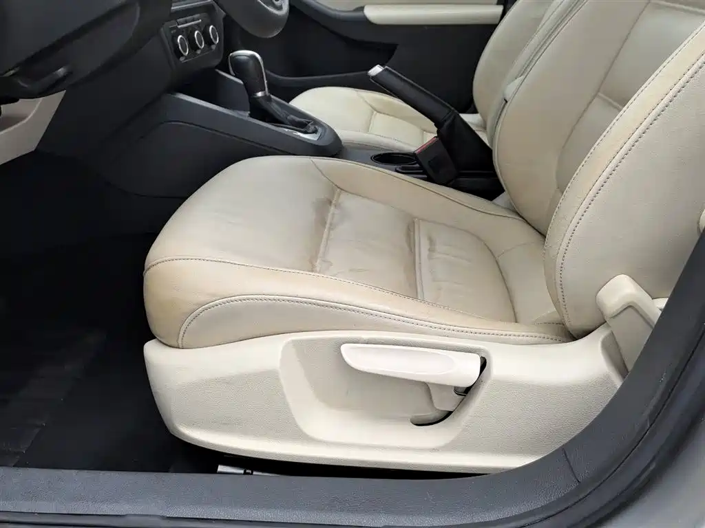 Volkswagen Sagitar 2012 1.6L Automatic Comfort Type фото 20