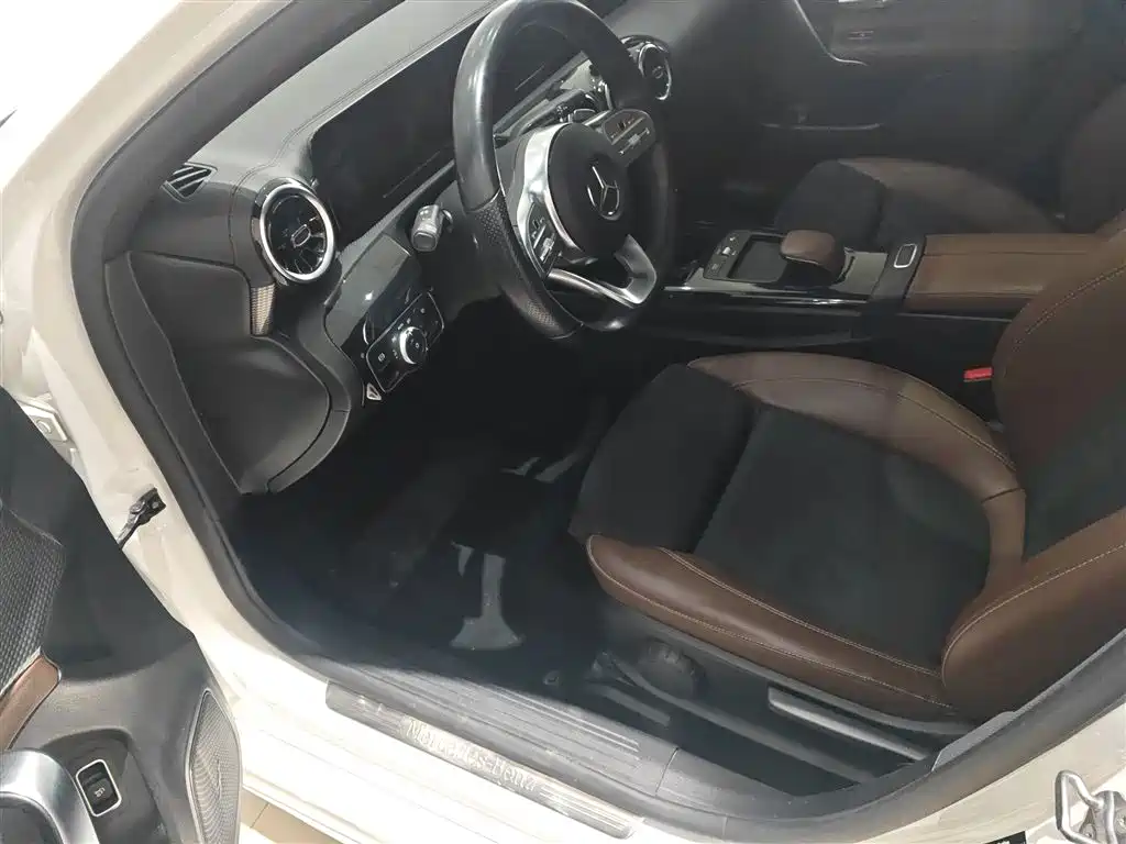 Mercedes-Benz A-Class 2019 A 180 L Sport Sedan фото 16
