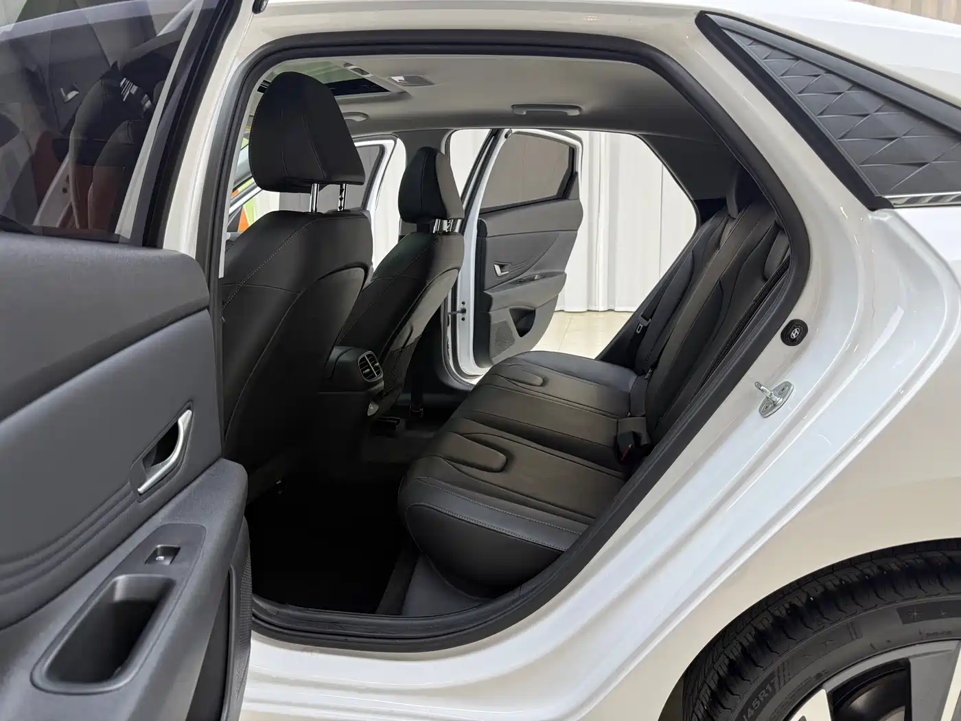 Hyundai Elantra 2023 1.5L CVT GLX Elite Edition фото 8