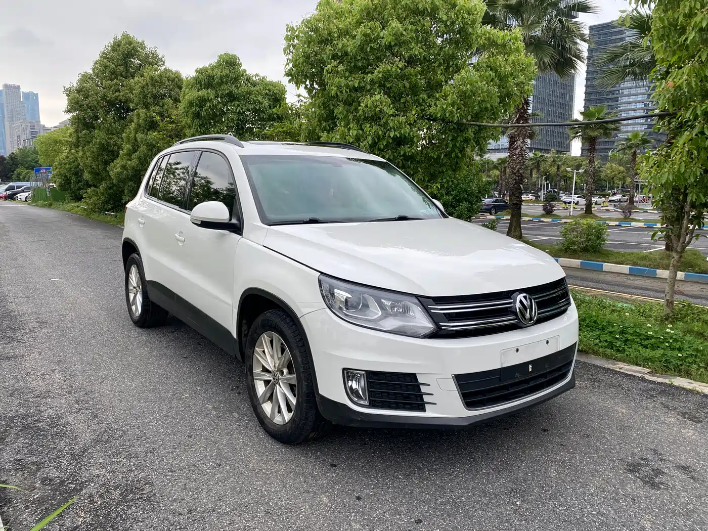 VOLKSWAGEN TIGUAN