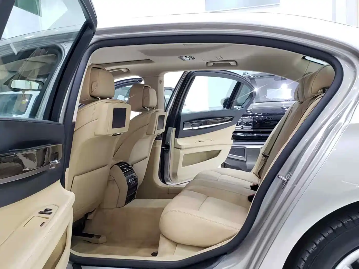 BMW 7 Series 2009 Model 740Li Leading Edition фото 9