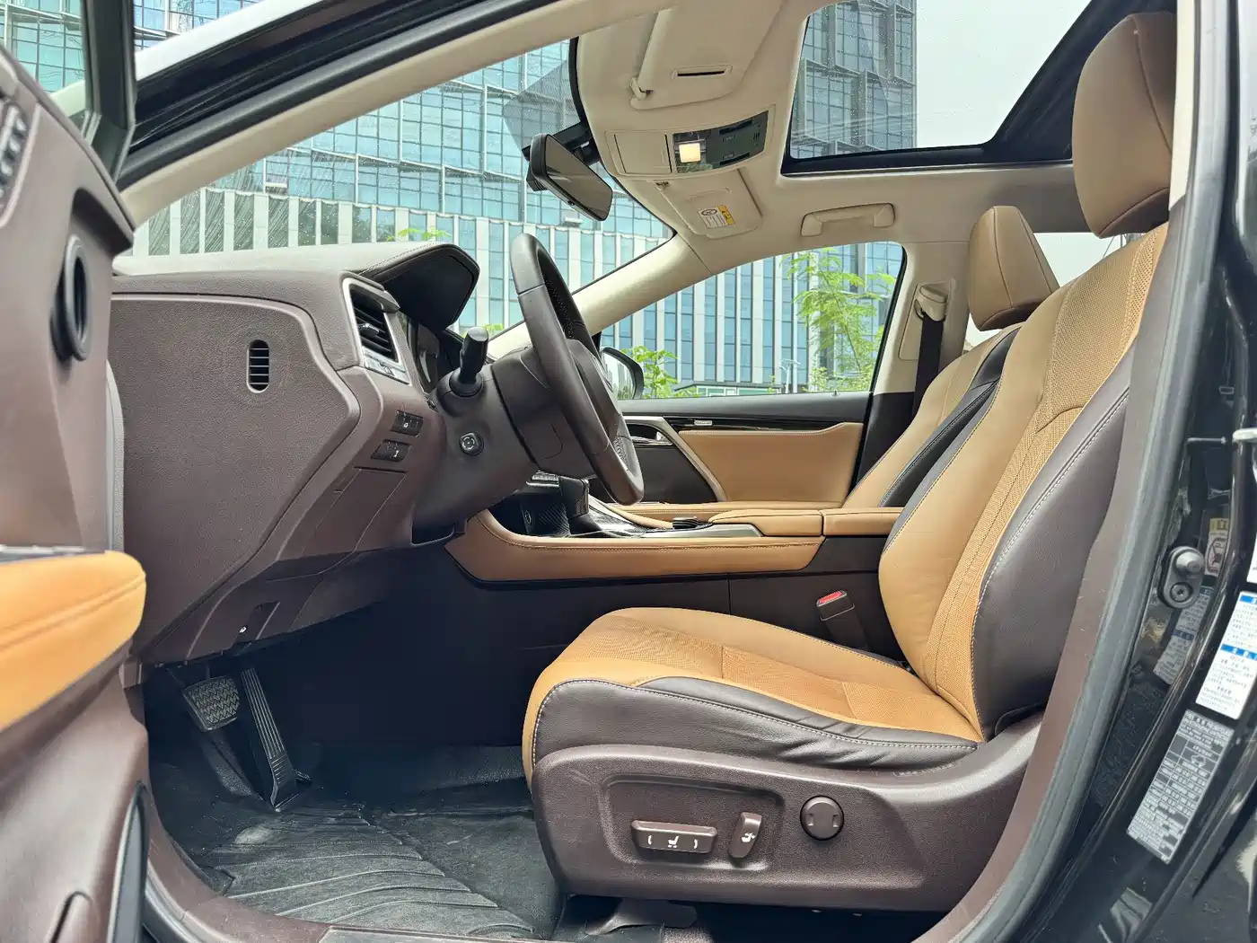 Photo 4 - Lexus RX