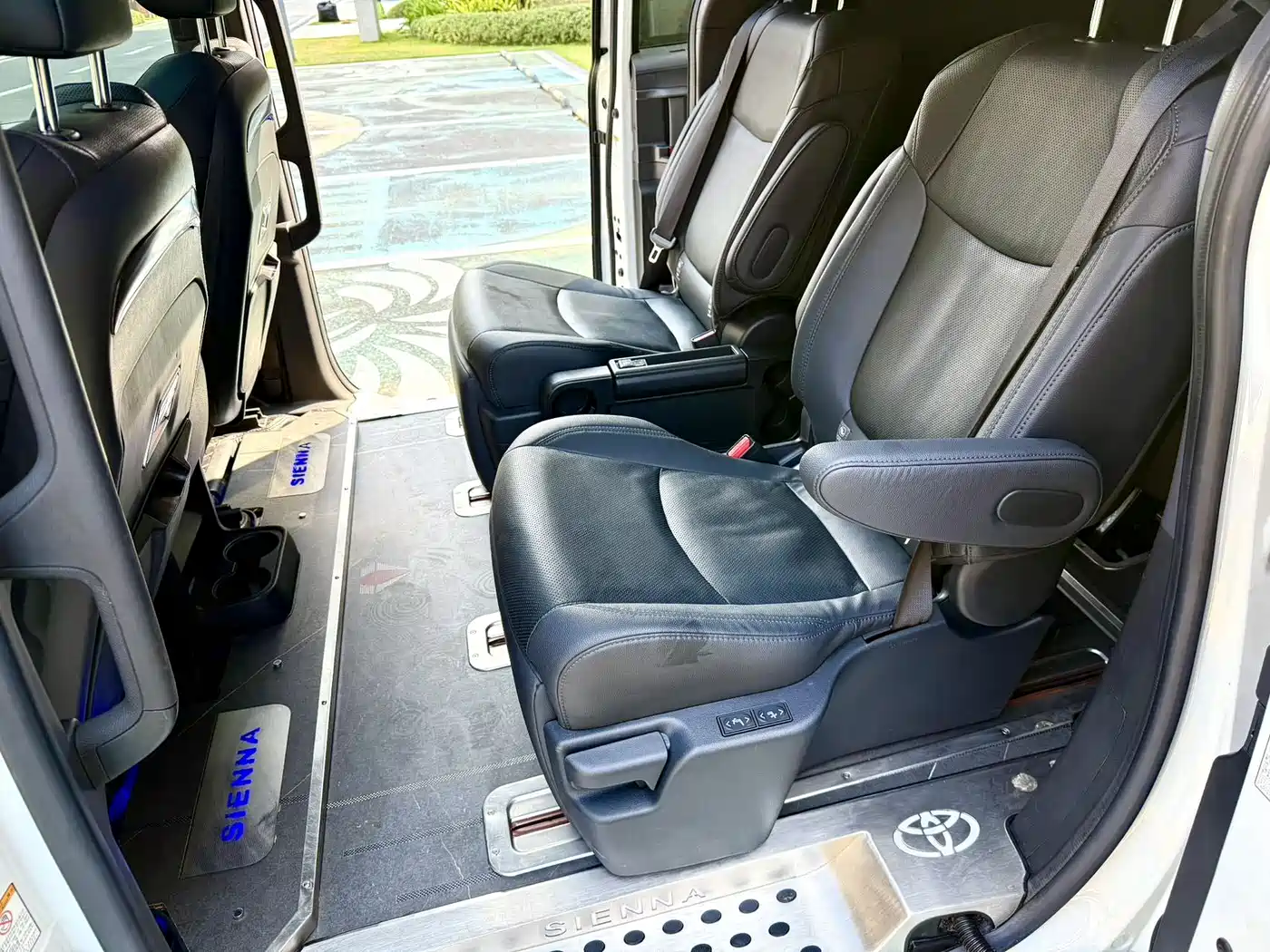 Toyota Sienna 2021 2.5L Hybrid Premium Edition фото 8