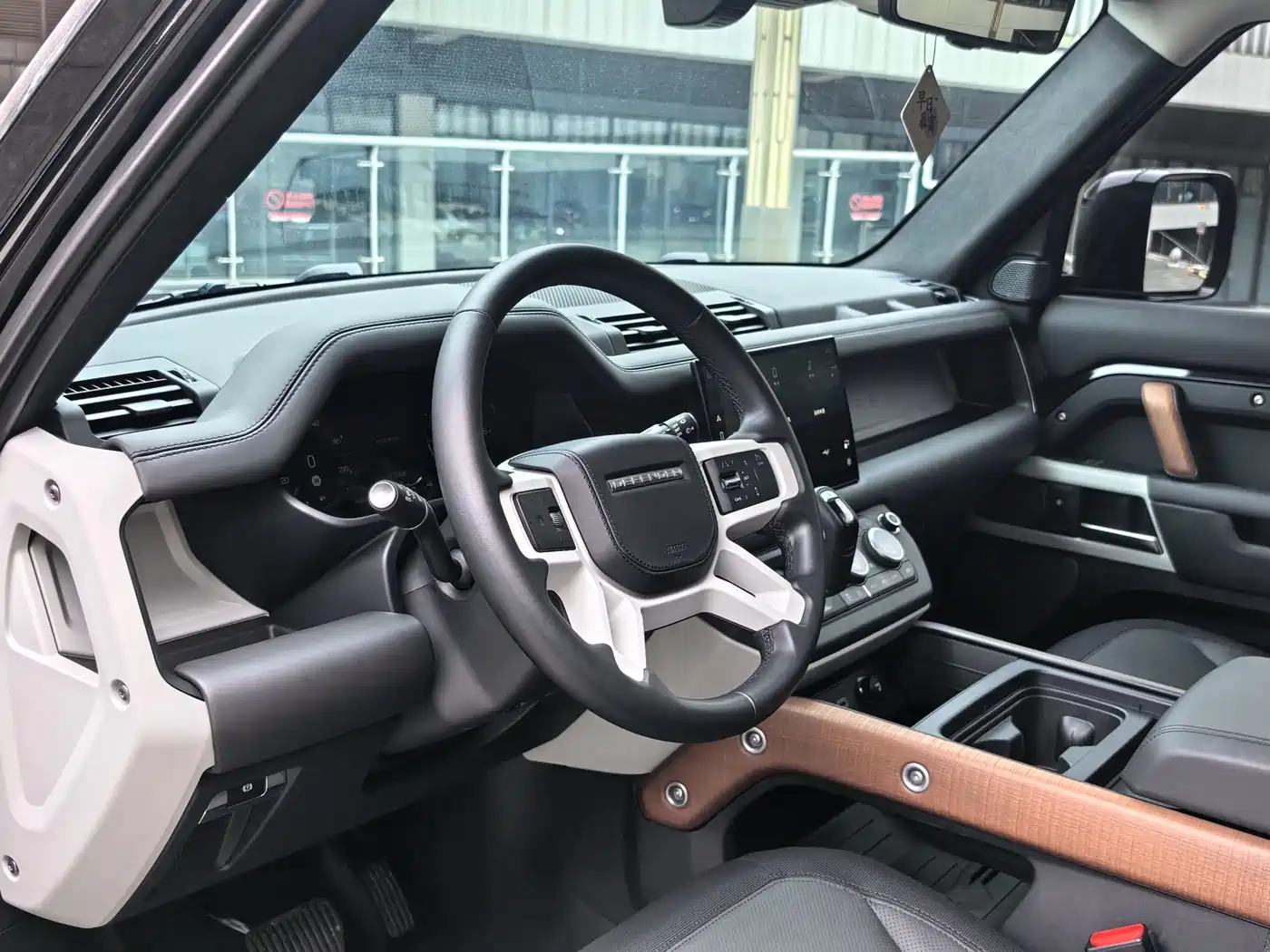 Land Rover Defender 2023 Model 110 3.0T P400 X-DYNAMIC HSE фото 13