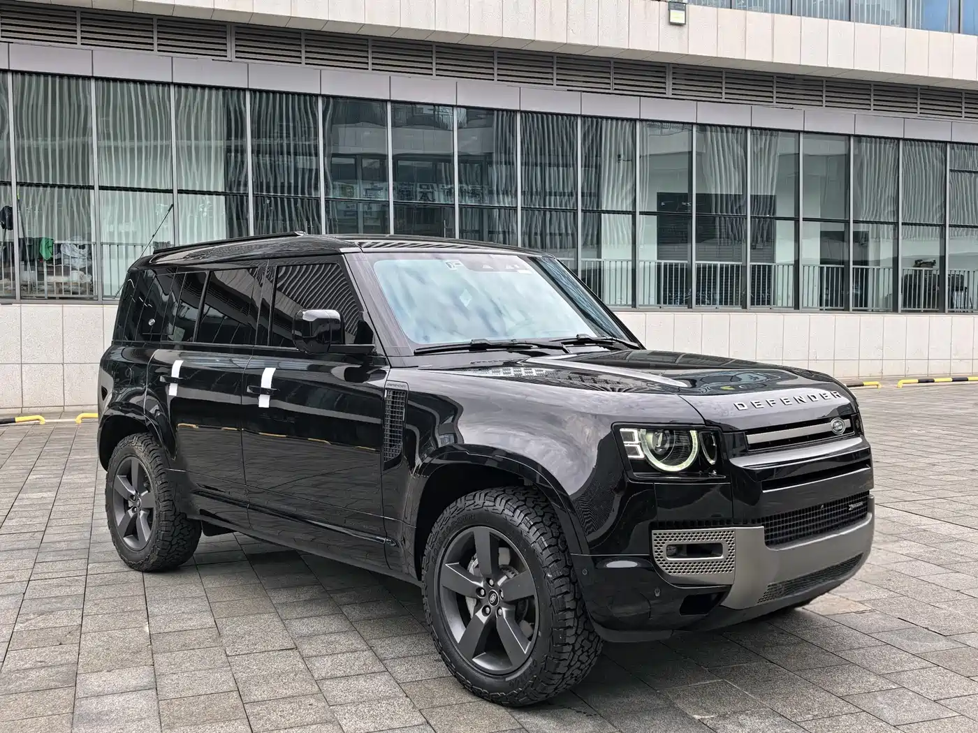 Land Rover Defender 2023 Model 110 3.0T P400 X-DYNAMIC HSE фото 3